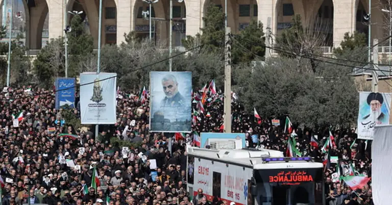 যুক্তরাষ্ট্র-ইসরাইল যুদ্ধের প্রতিবাদে জুমার নামাজের পর তেহরানে বিক্ষোভে অংশ নেন মানুষ